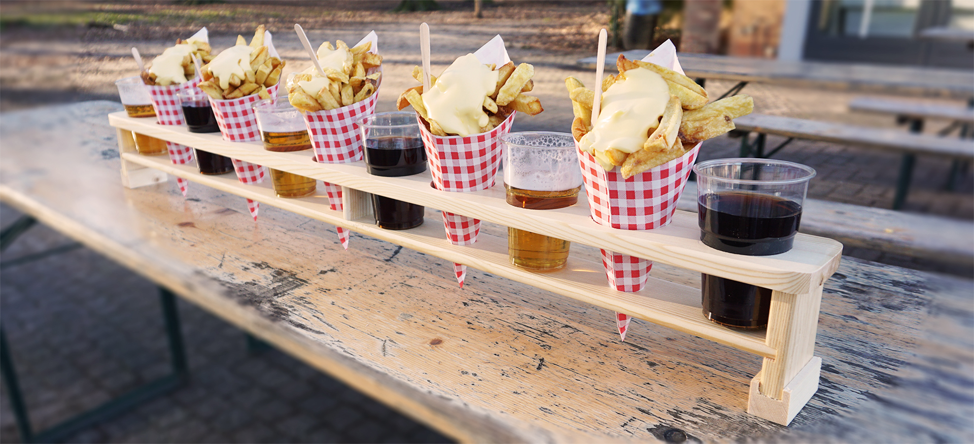 Meter friet, serveer je frietzakken en drank allemaal in een houder