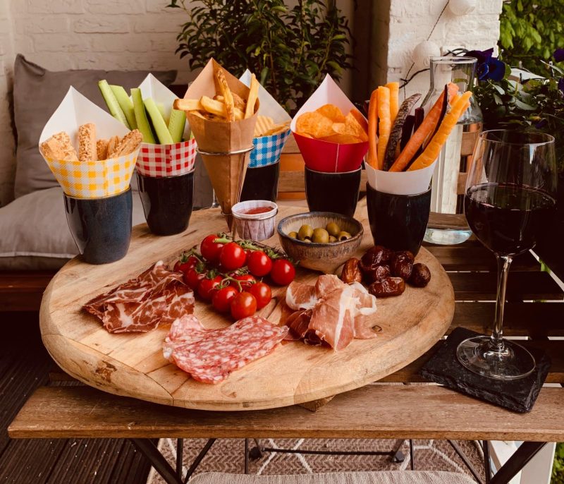 Borrelplank met frietzakjes, voor alle soorten finger food