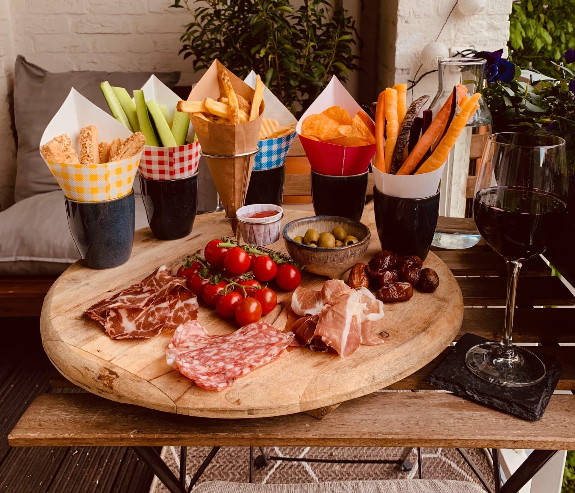 Borrelplank met frietzakjes, voor alle soorten finger food