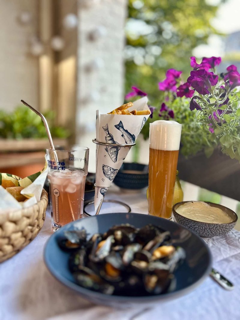 Frietzak met mosselen, puntzak friet met mosselen.
